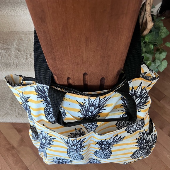 Water resistant beach bag/tote with Zipper. - Picture 10 of 12